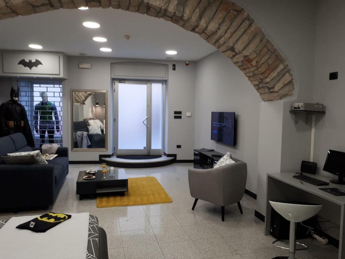 Batcave Apartment Пула Екстериор снимка