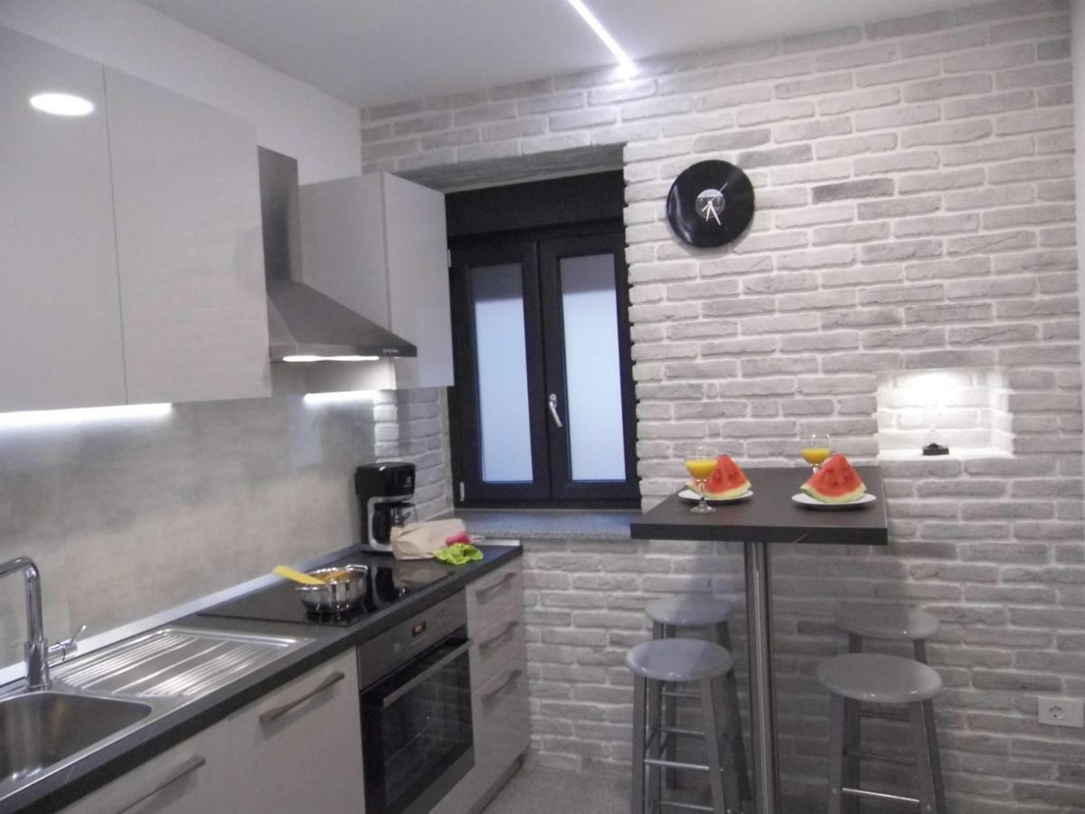 Batcave Apartment Пула Екстериор снимка