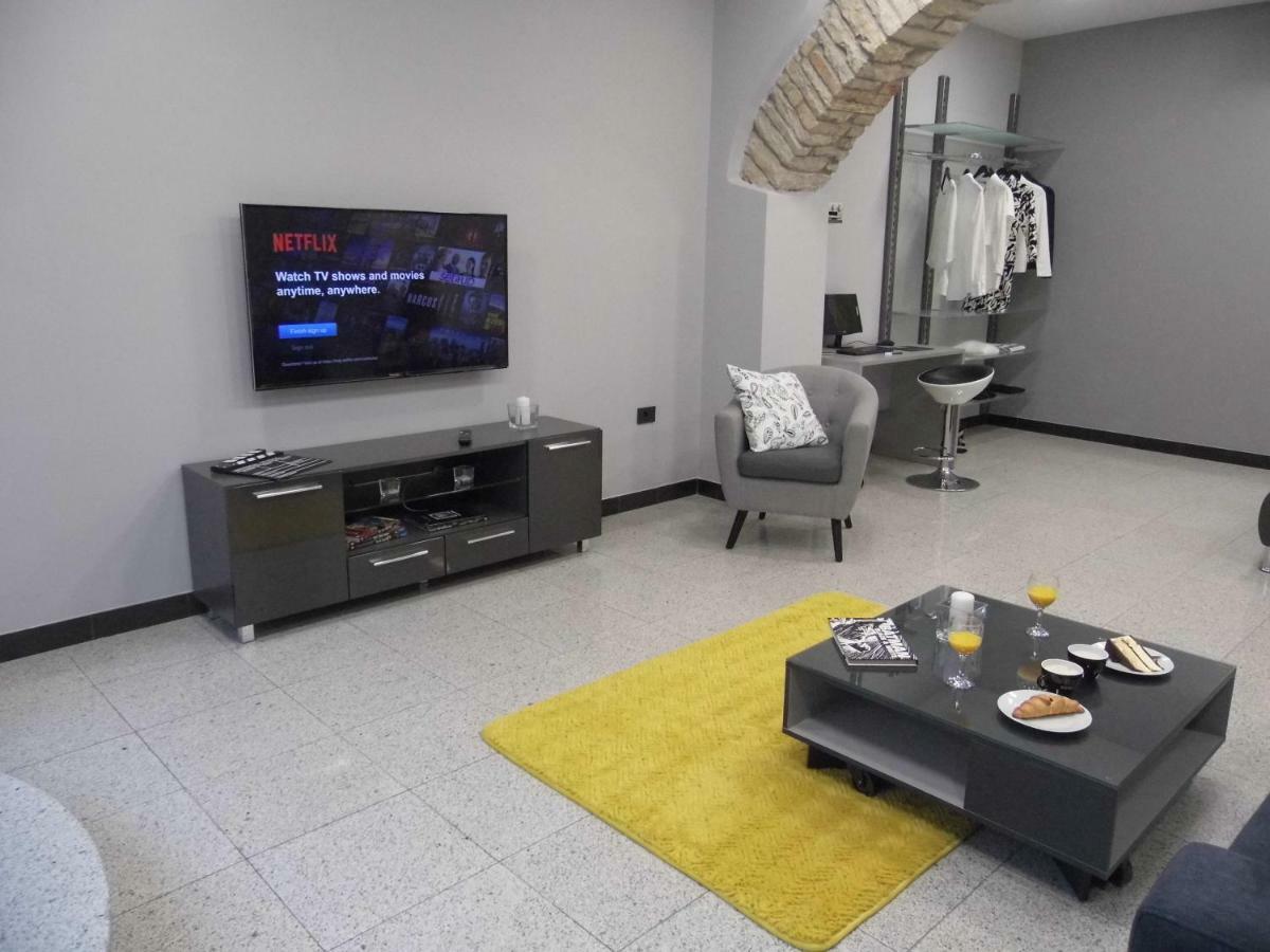 Batcave Apartment Пула Екстериор снимка
