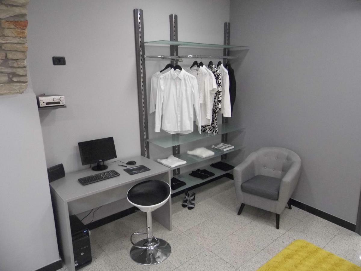 Batcave Apartment Пула Екстериор снимка