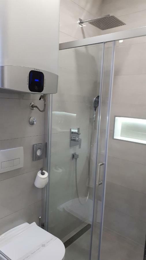 Batcave Apartment Пула Екстериор снимка